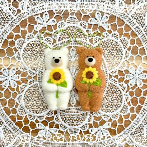 羊毛フェルト ひまわりを持ったクマさん（白） キーホルダー 羊毛