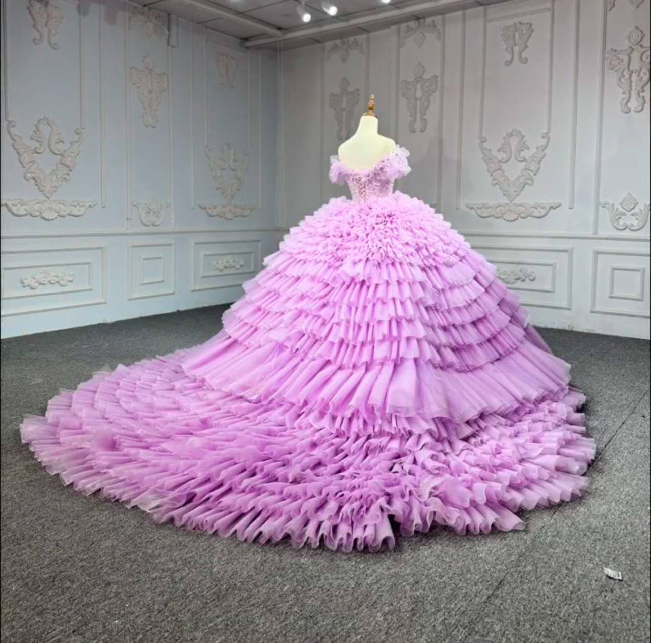 大人気！魅惑な花刺繍　ピンク紫  オフショルダー　ボリューム　フレアスカート　ラッフルスカート　ブライダル結婚式お呼ばれ