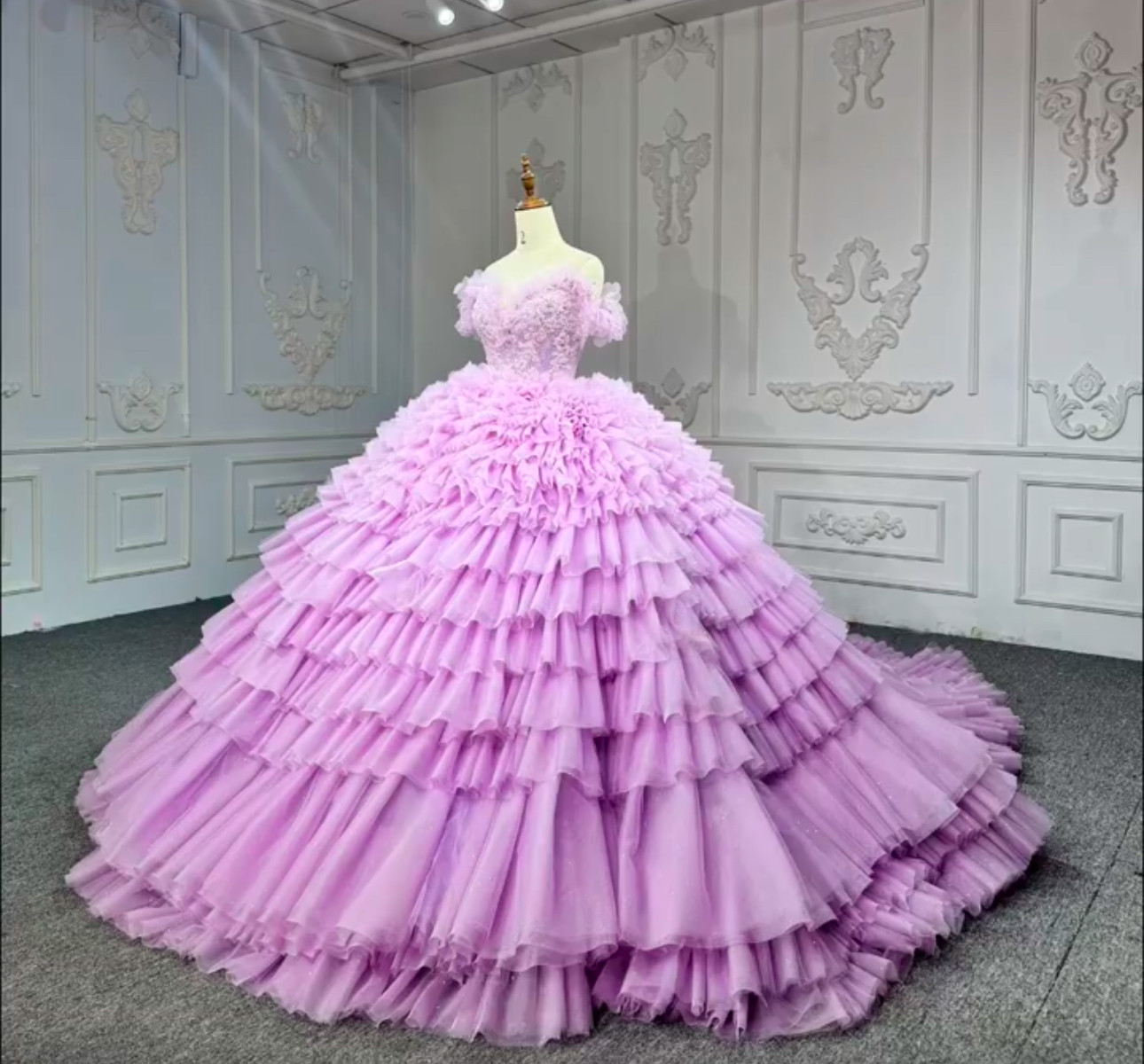 大人気！魅惑な花刺繍　ピンク紫  オフショルダー　ボリューム　フレアスカート　ラッフルスカート　ブライダル結婚式お呼ばれドレス