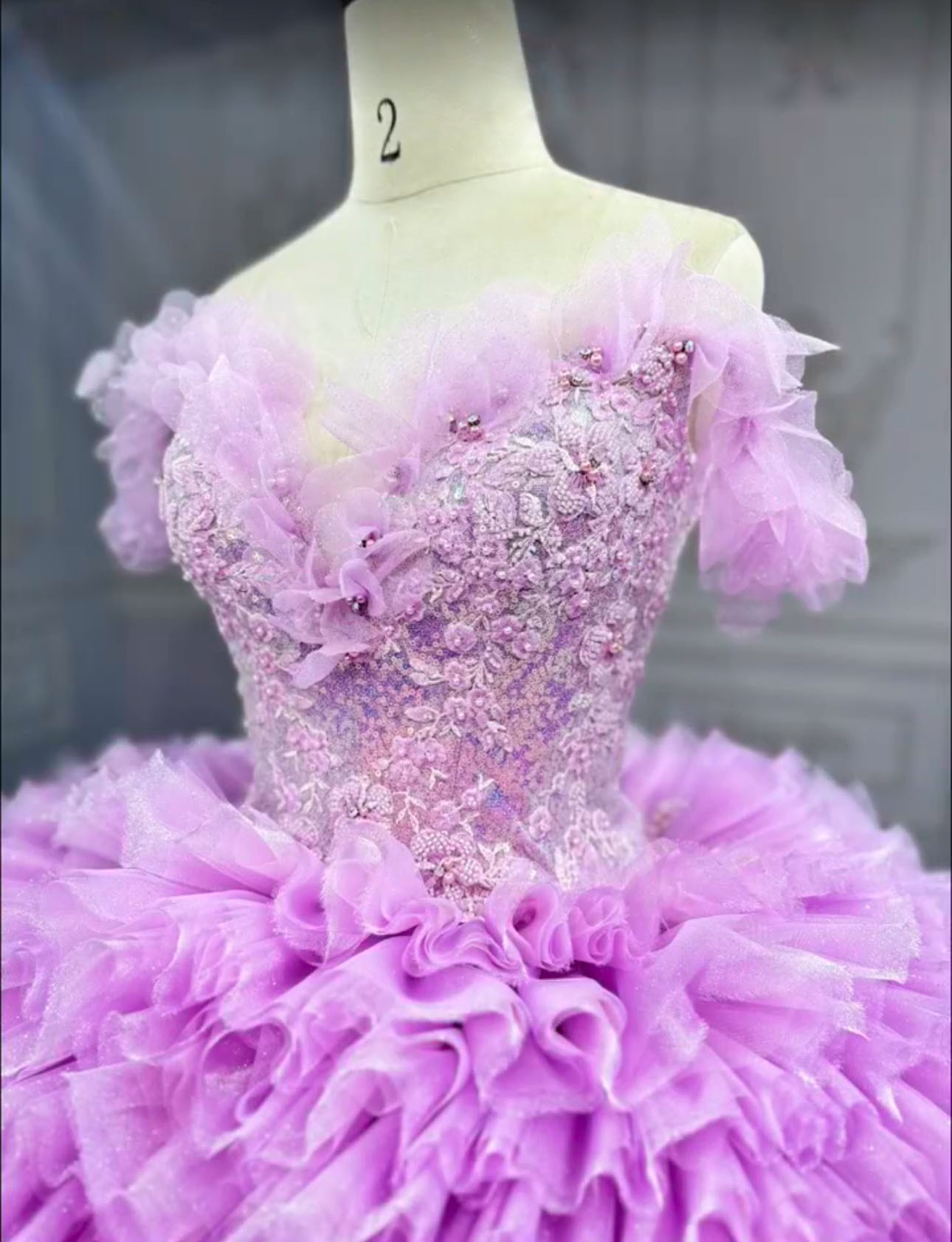 大人気！魅惑な花刺繍　ピンク紫  オフショルダー　ボリューム　フレアスカート　ラッフルスカート　ブライダル結婚式お呼ばれ