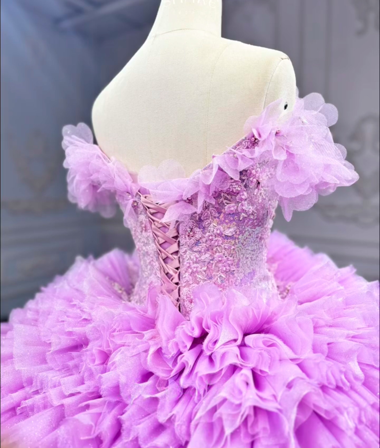 大人気！魅惑な花刺繍　ピンク紫  オフショルダー　ボリューム　フレアスカート　ラッフルスカート　ブライダル結婚式お呼ばれ