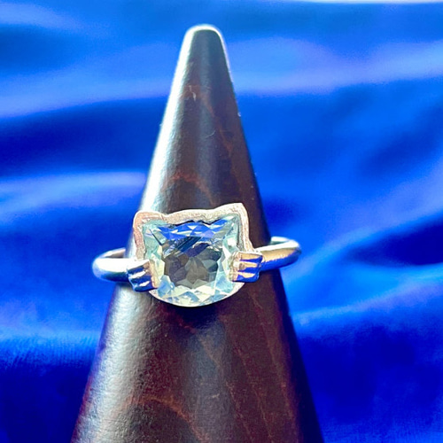 ねこ守り 誕生石】宝石猫のシルバーリング｜ブルートパーズ・11月の