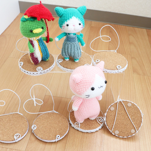 あみぐるみ用のハンドメイドドールスタンド：踊るハート組① コルク