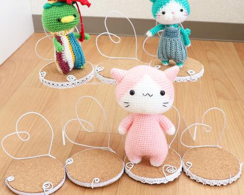 編みぐるみ　アクセサリースタンド　ハンドメイド あみぐるみ用のハンドメイドドールスタンド：踊るハート組①