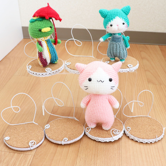 あみぐるみ用のハンドメイドドールスタンド：踊るハート組① コルク
