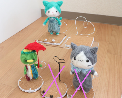 あみぐるみ用のハンドメイドドールスタンド：きらきらハート組 コルク