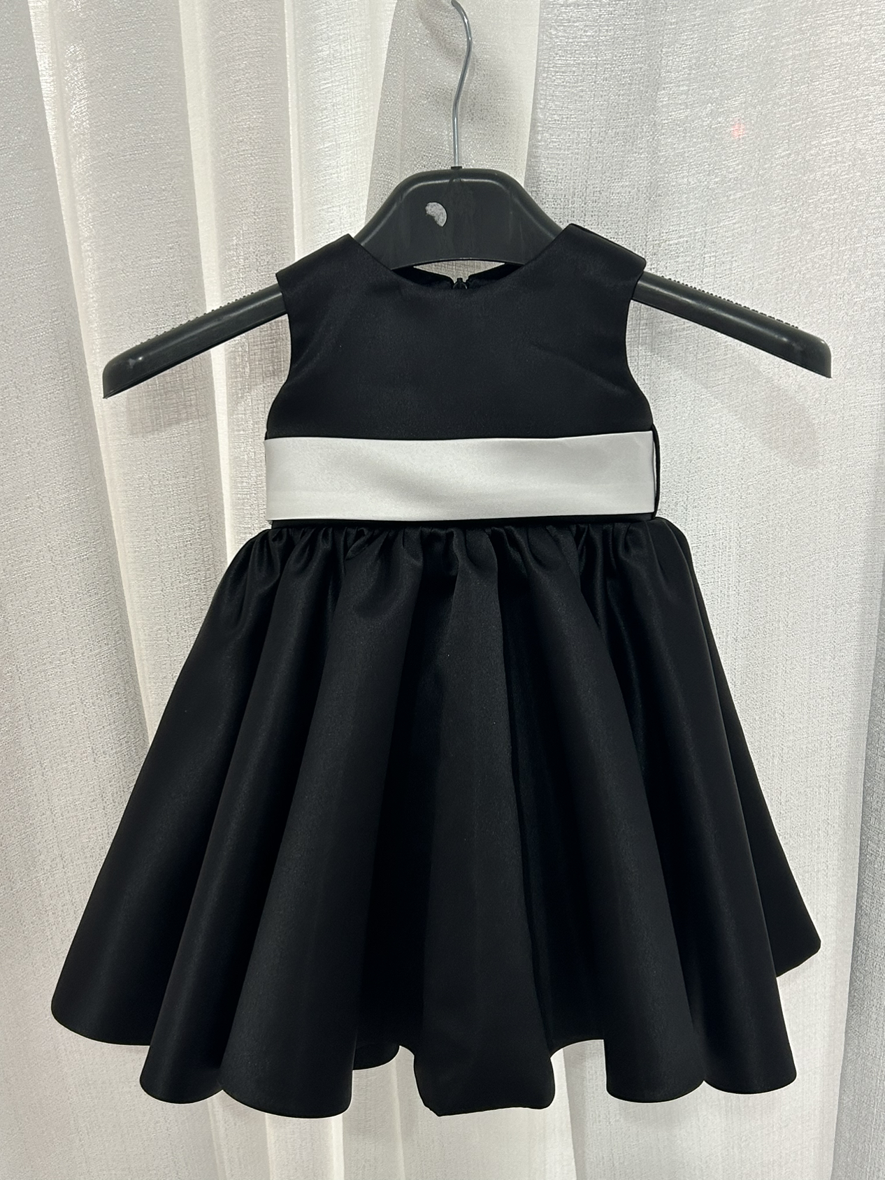 パーティードレス ブラック 光沢サテン ラウンドネック ふっくら柔らかなリボン 子供用ドレス