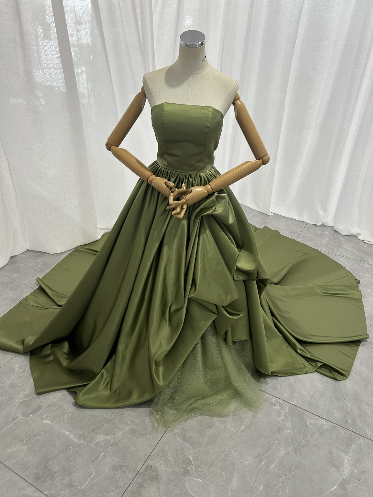カラードレス グリーン ベアトップ ラッフルフリル キラキラチュール ロングトレーン 大人っぽい