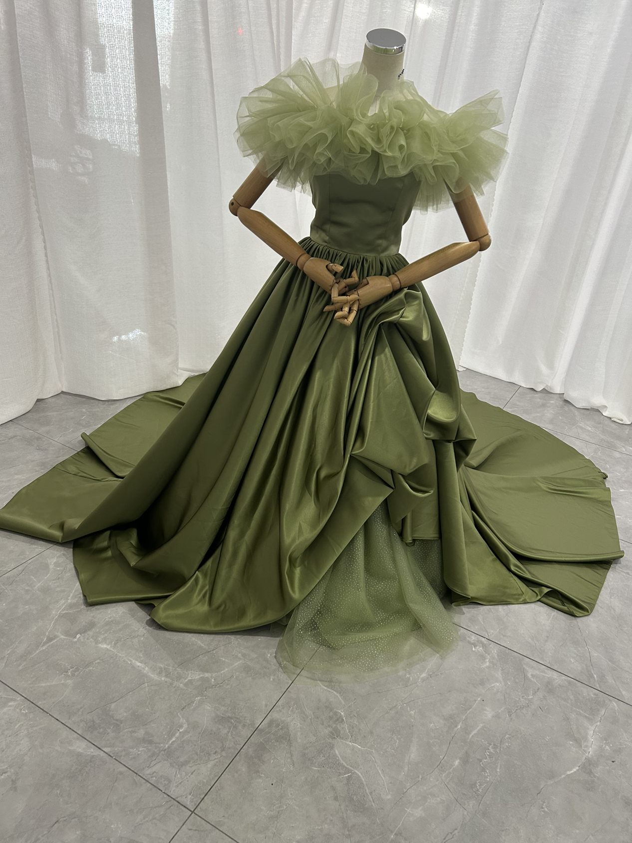 カラードレス グリーン オフショルダー ラッフルフリル キラキラチュール ロングトレーン 大人っぽい