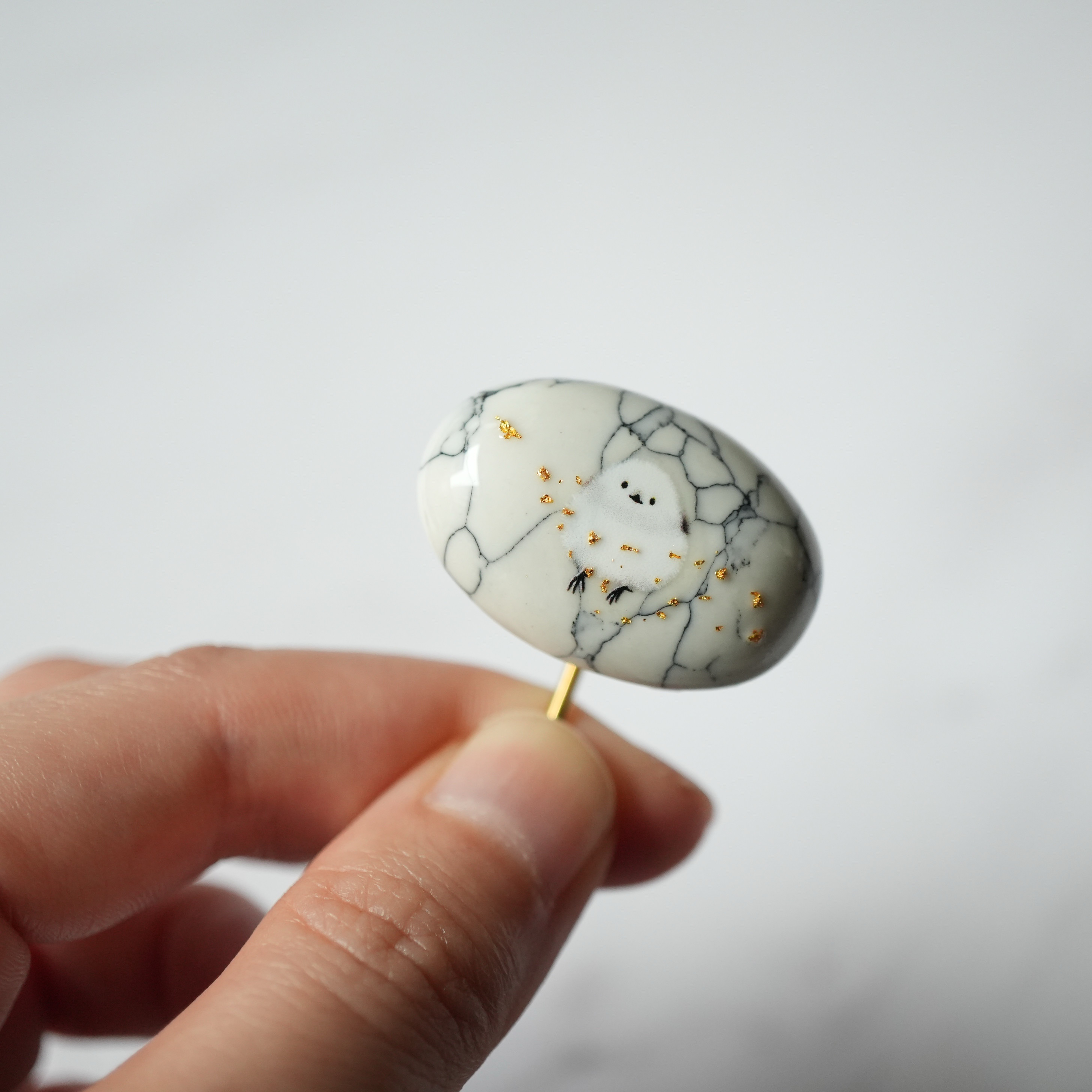 天然石ハウライトとシマエナガ、金箔のポニーフック 帯留め  ブローチ
