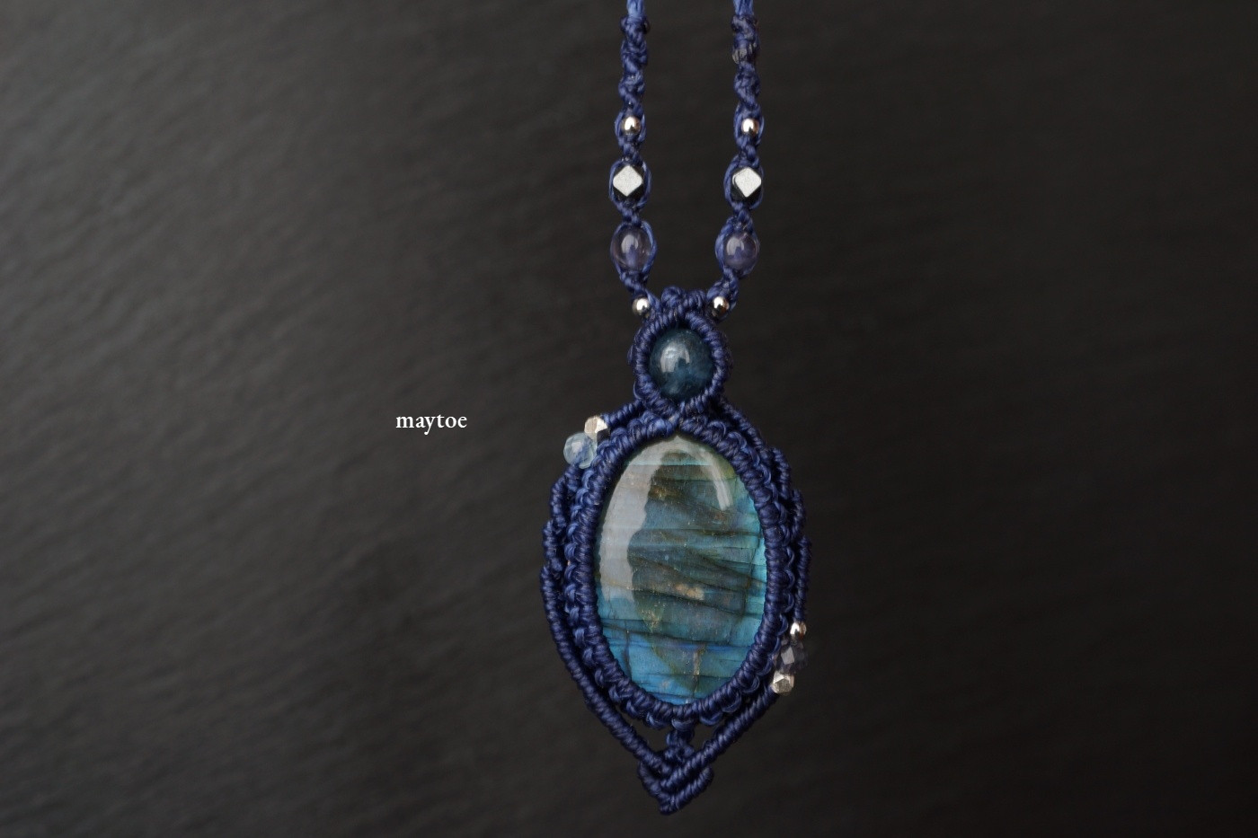 宝石質の輝き♦ラブラドライトのマクラメネックレス - 深海 -【一点物】