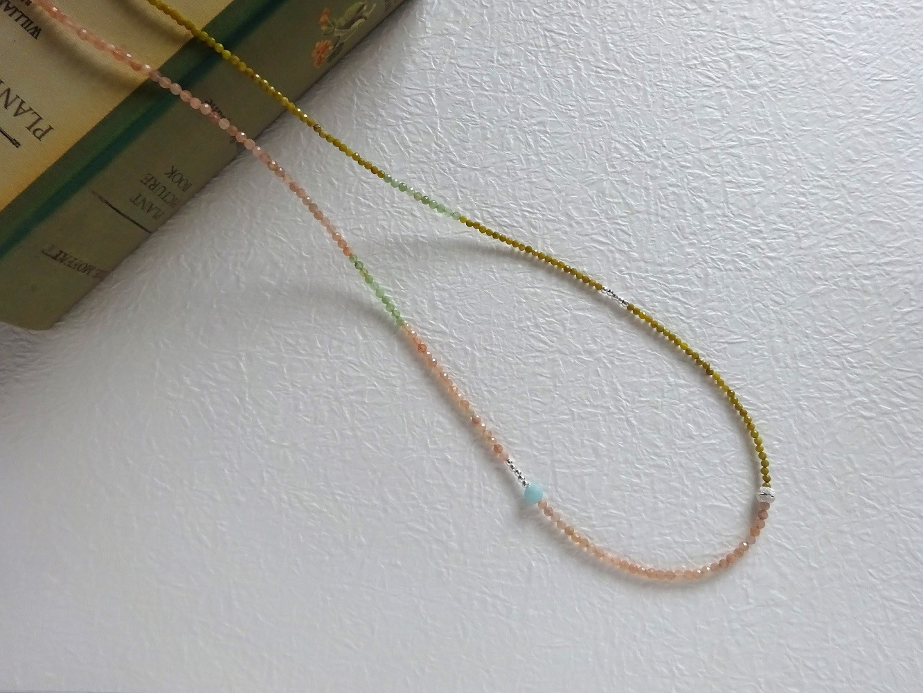 やわらかカラー天然石のロングネックレス