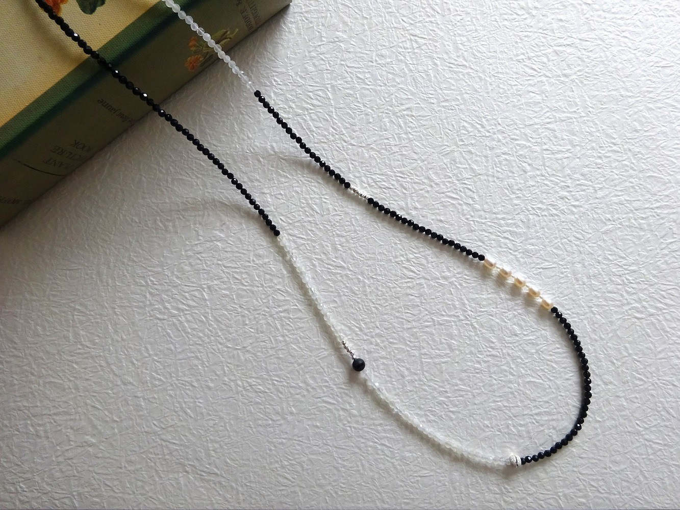 モノトーン天然石のロングネックレス
