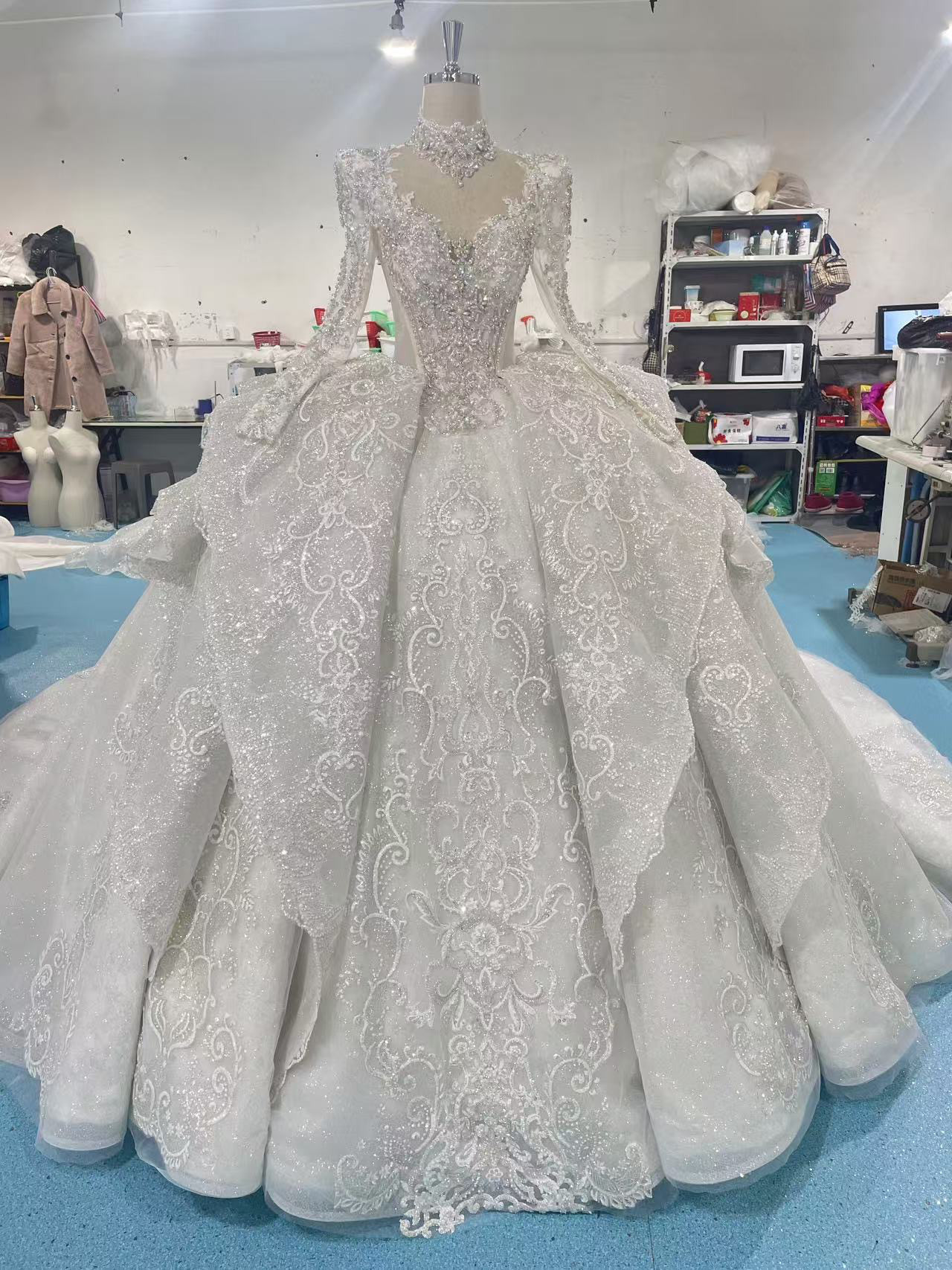 ベストセラー獲得！長袖　冬婚2025春婚　シースルーお袖　たっぷりビジュー　シルバー　フロントカットアウトネックお呼ばれ