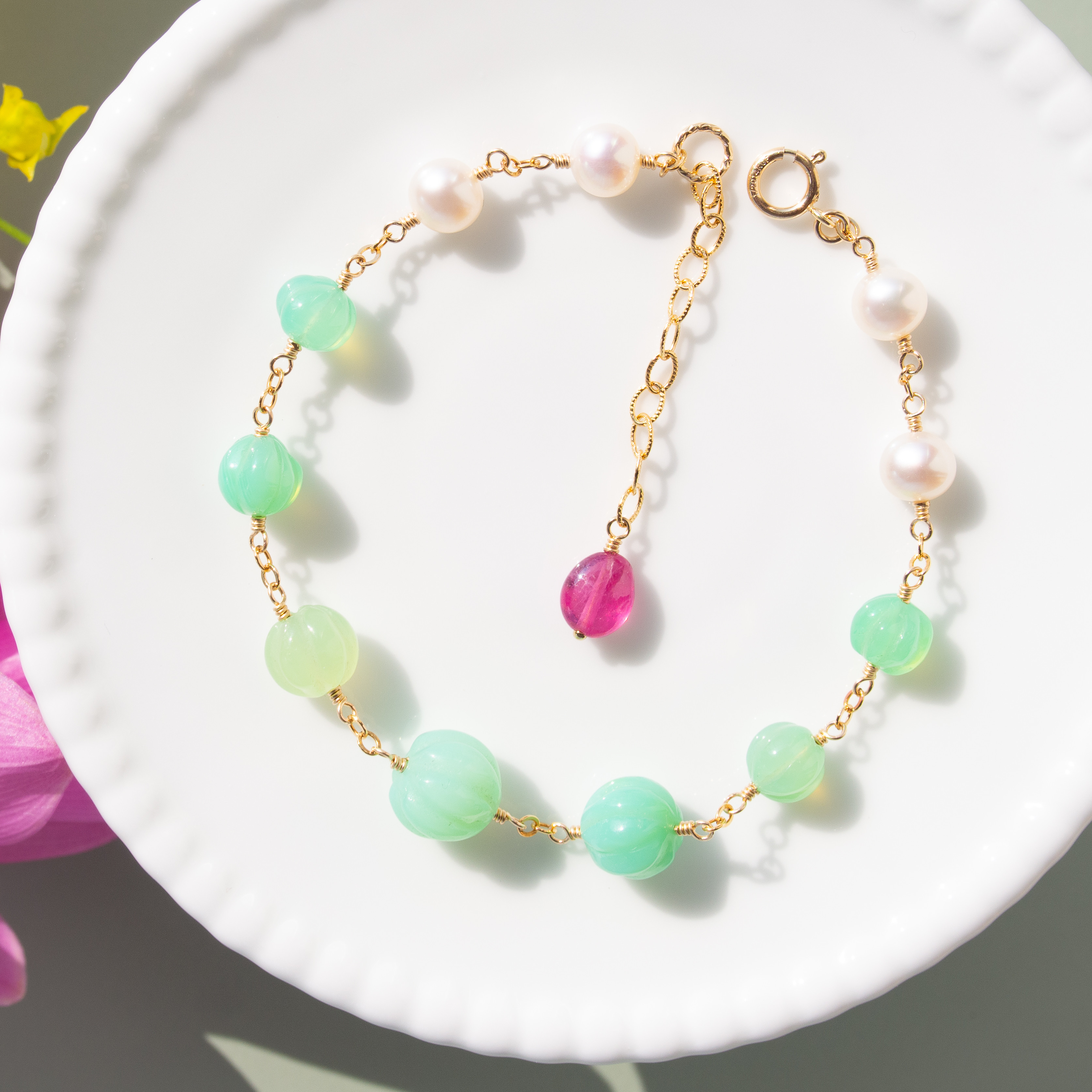 クリームソーダカラーの天然石（グリーンオニキス・ルビー）・パールブレスレット（14KGF）