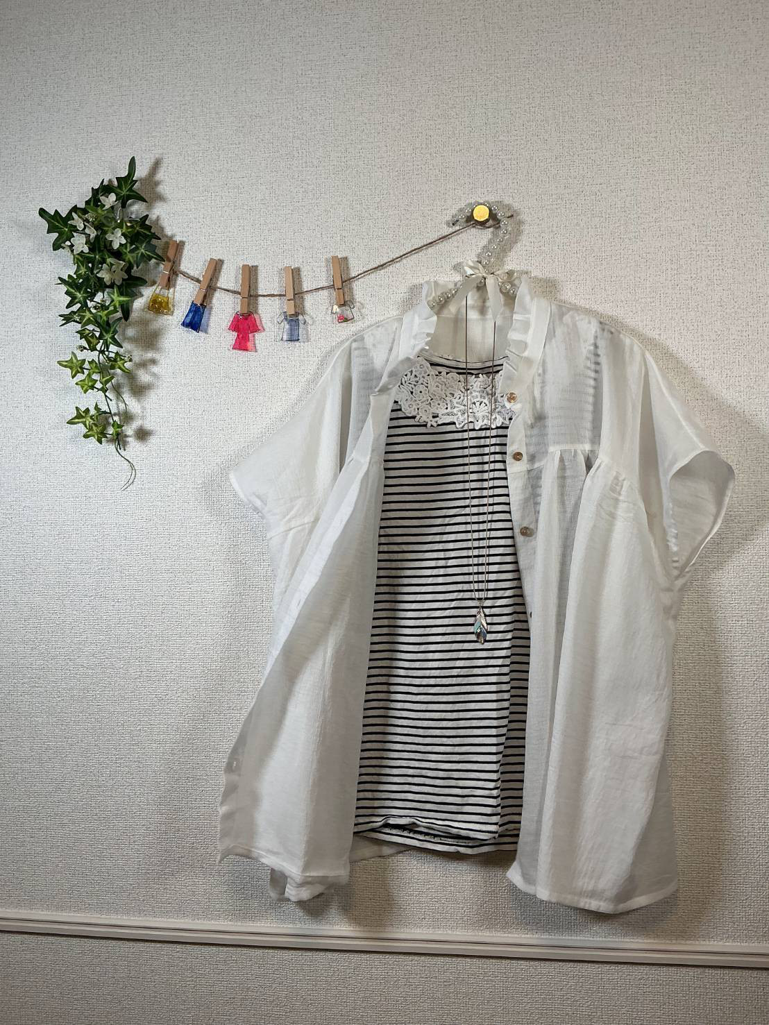 風に揺れるふんわりシアーブラウス