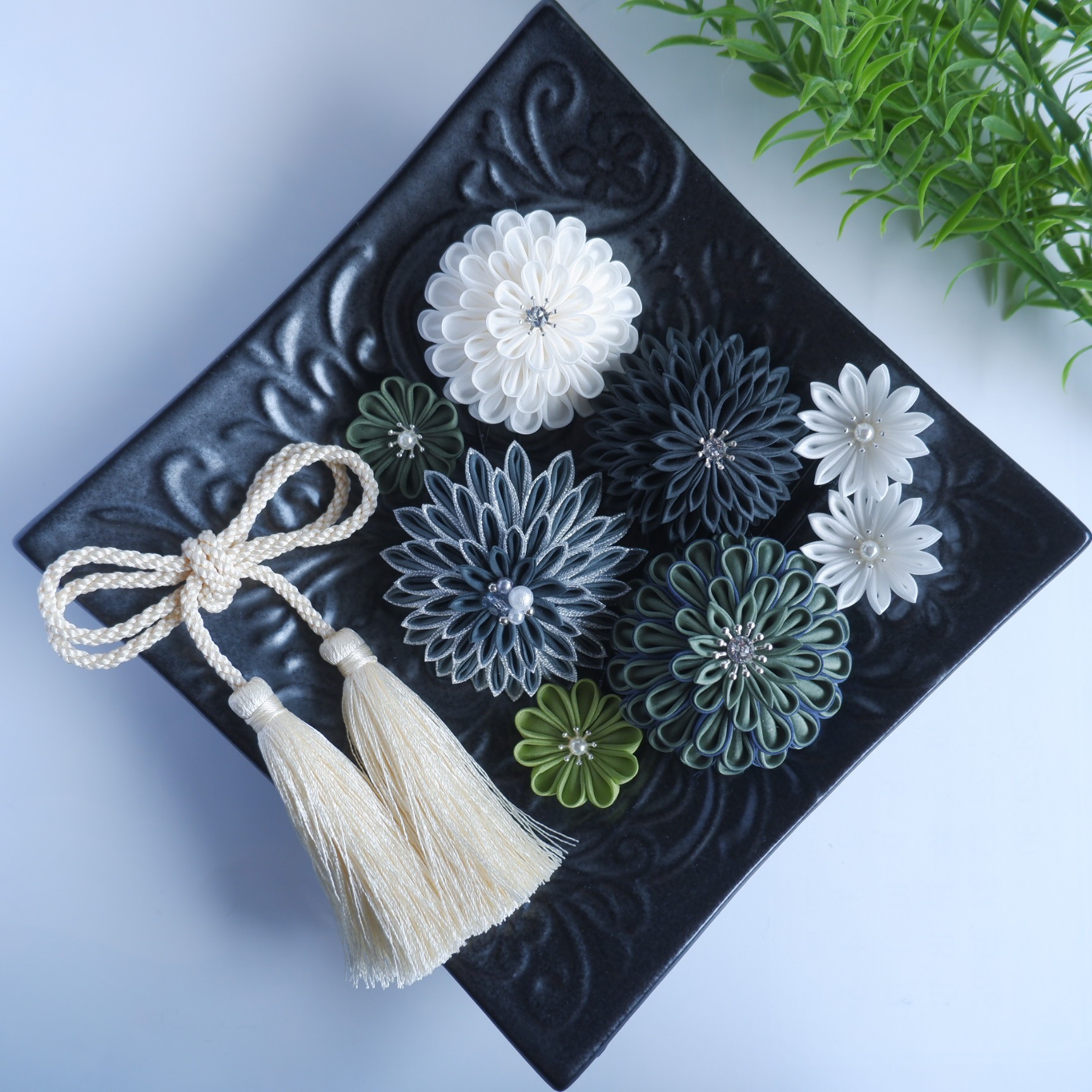 つまみ細工髪飾り　シルバー&グレー　グリーン（成人式髪飾り　結婚式髪飾り　卒業式髪飾り　成人式前撮り　和装ヘア）