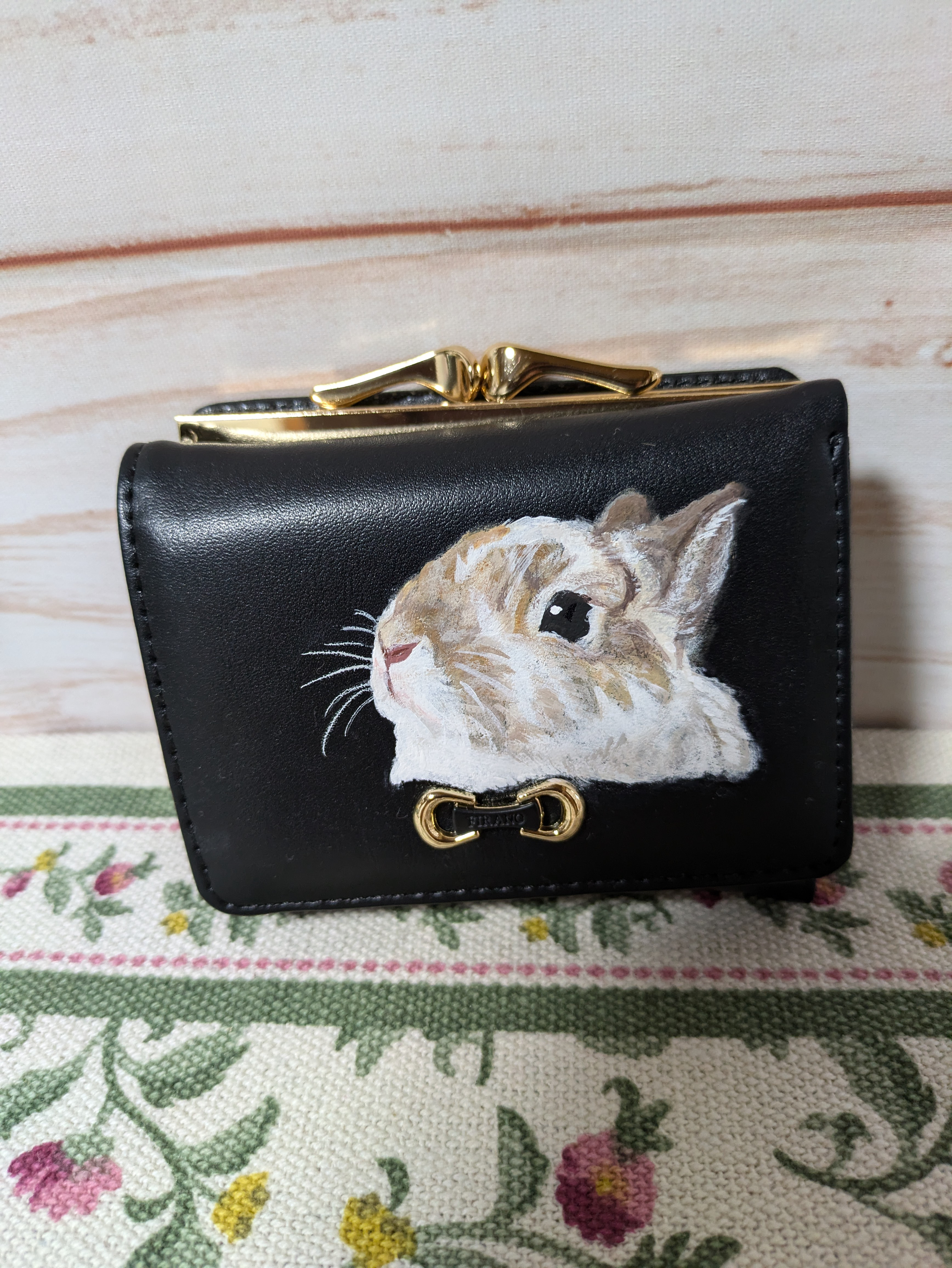 Ｒ－７７５　手描き　うさぎの化粧箱入り3つ折り財布です