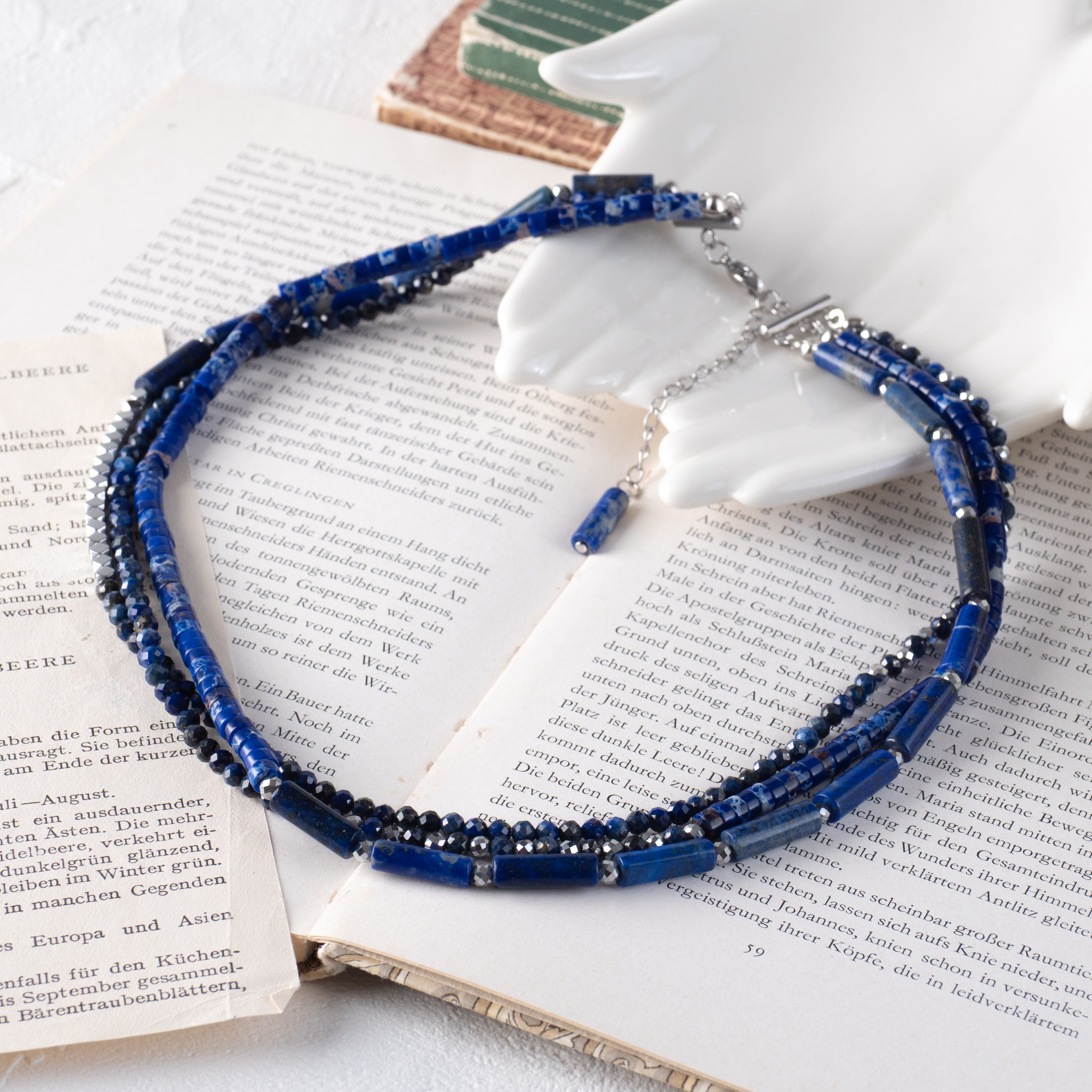 ラピスラズリ×シルバーの3連ネックレス　チョーカーにも　重ね付け　ビーズネックレス