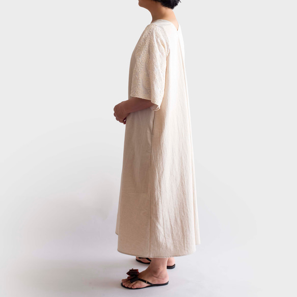 【袖の涼やかな刺繍のワンピース】コットンリネン　オフホワイト　きなり 4枚目の画像