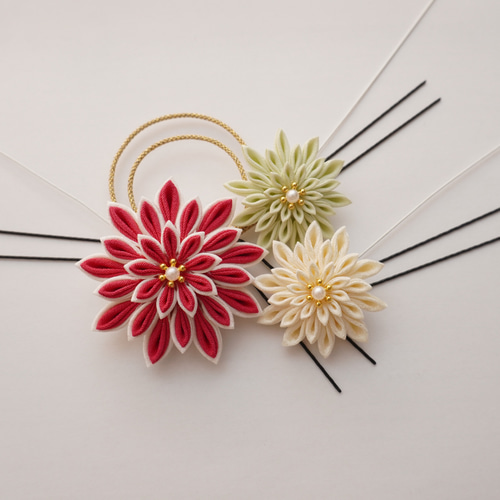 つまみ細工のお花髪飾り-紅色（フチ白）飾り紐つき Uぴんセット-成人