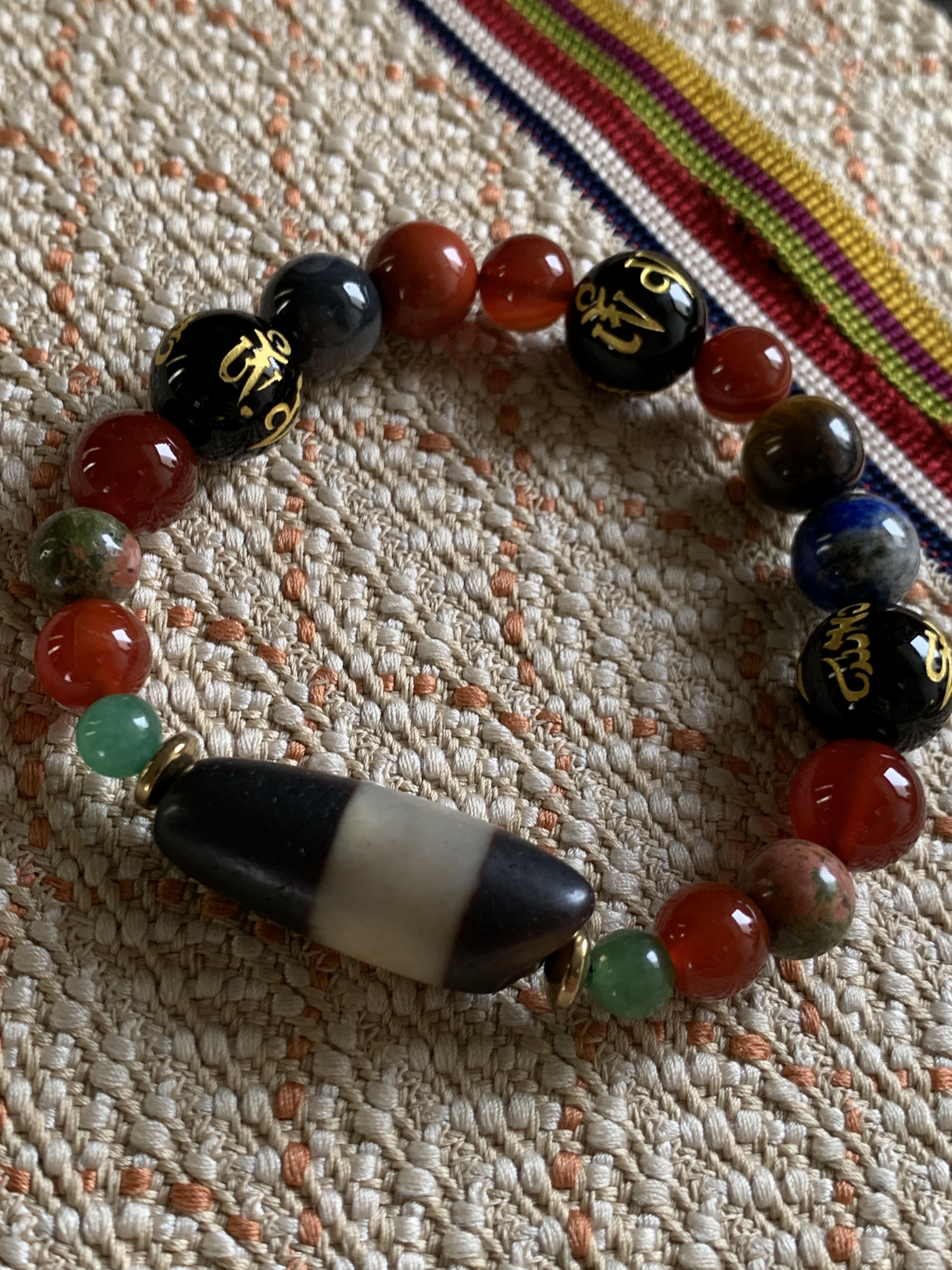 歪棗型線天珠と六字真言彫り珠黒瑪瑙と多宝石のバランス配石ブレスレット