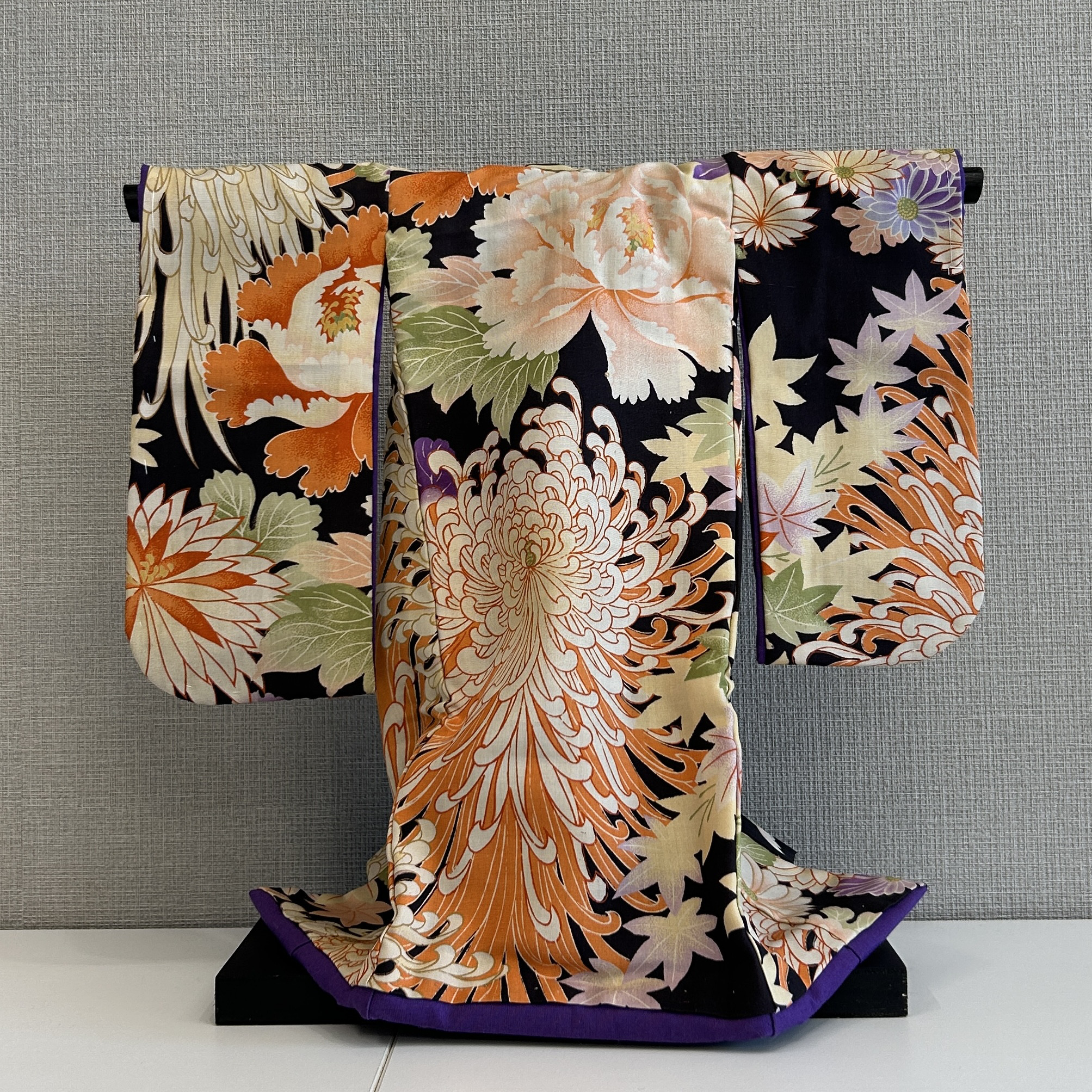 ミニチュア着物 （黒×菊・牡丹柄）｜和モダン 卓上飾り・お正月/敬老の日/ギフトに【送料無料】