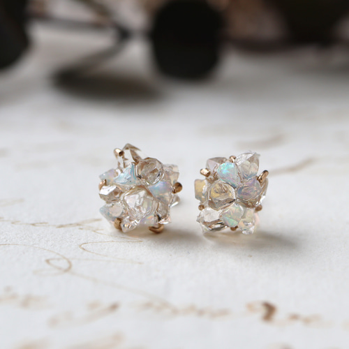 オパールとダイヤモンドクォーツのピアス ピアス（スタッド・一粒