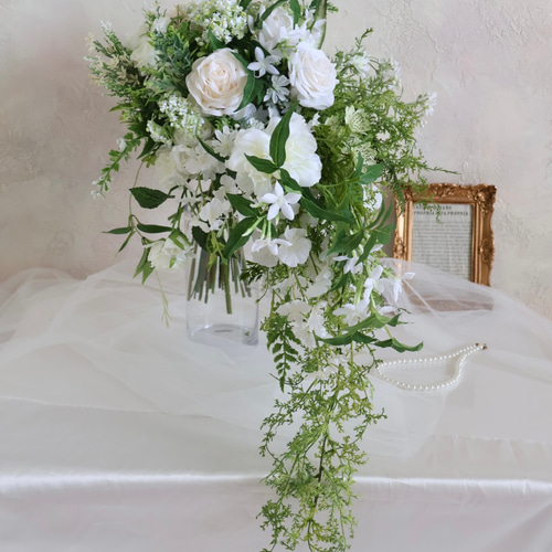 華やかなキャスケードブーケ／白グリーンブーケ／ウェディングブーケ