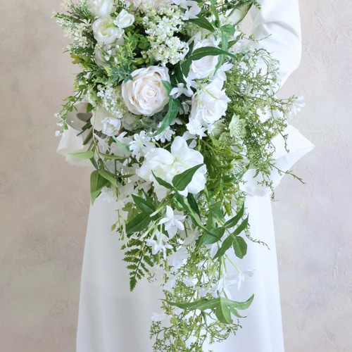 華やかなキャスケードブーケ／白グリーンブーケ／ウェディングブーケ