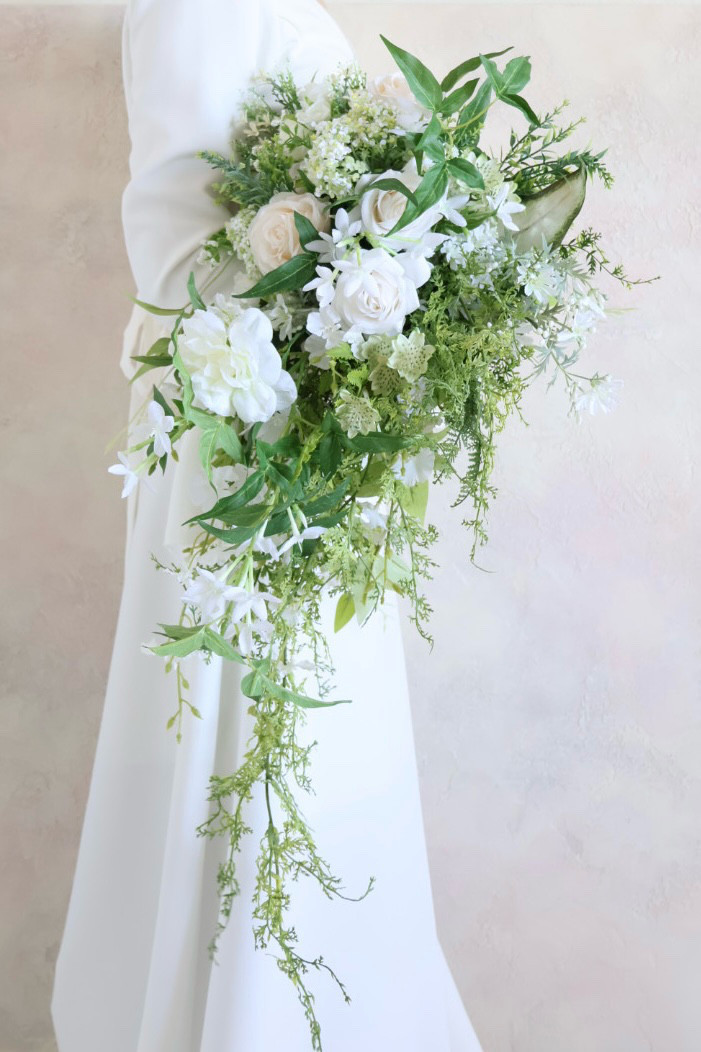 華やかなキャスケードブーケ／白グリーンブーケ／ウェディングブーケ／結婚式／前撮り／ホテル婚／ブートニア選択