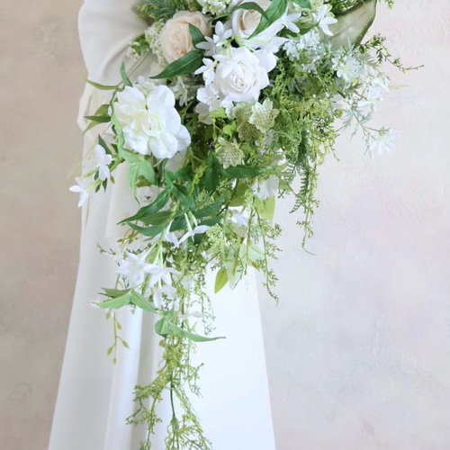 華やかなキャスケードブーケ／白グリーンブーケ／ウェディング