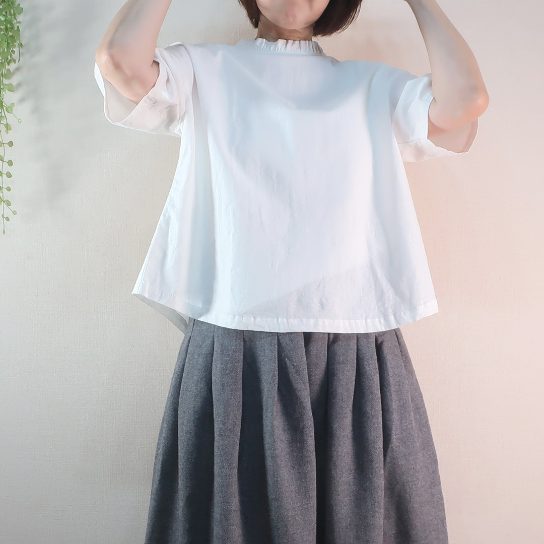 秋ジャケットのインナーにも フリルチラ見せ ゆったり 半袖フリル襟ブラウス（綿麻／全５色）