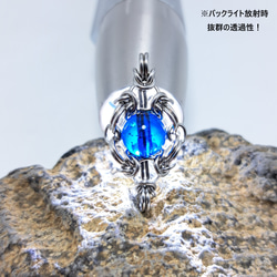 サファイアブルー アンバー ( 琥珀 ) ペンダントトップ 3枚目の画像