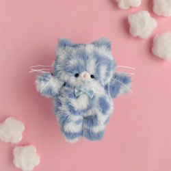 ビオラの花飾り ポシェットしたょ！ミルク色のねこちゃん
