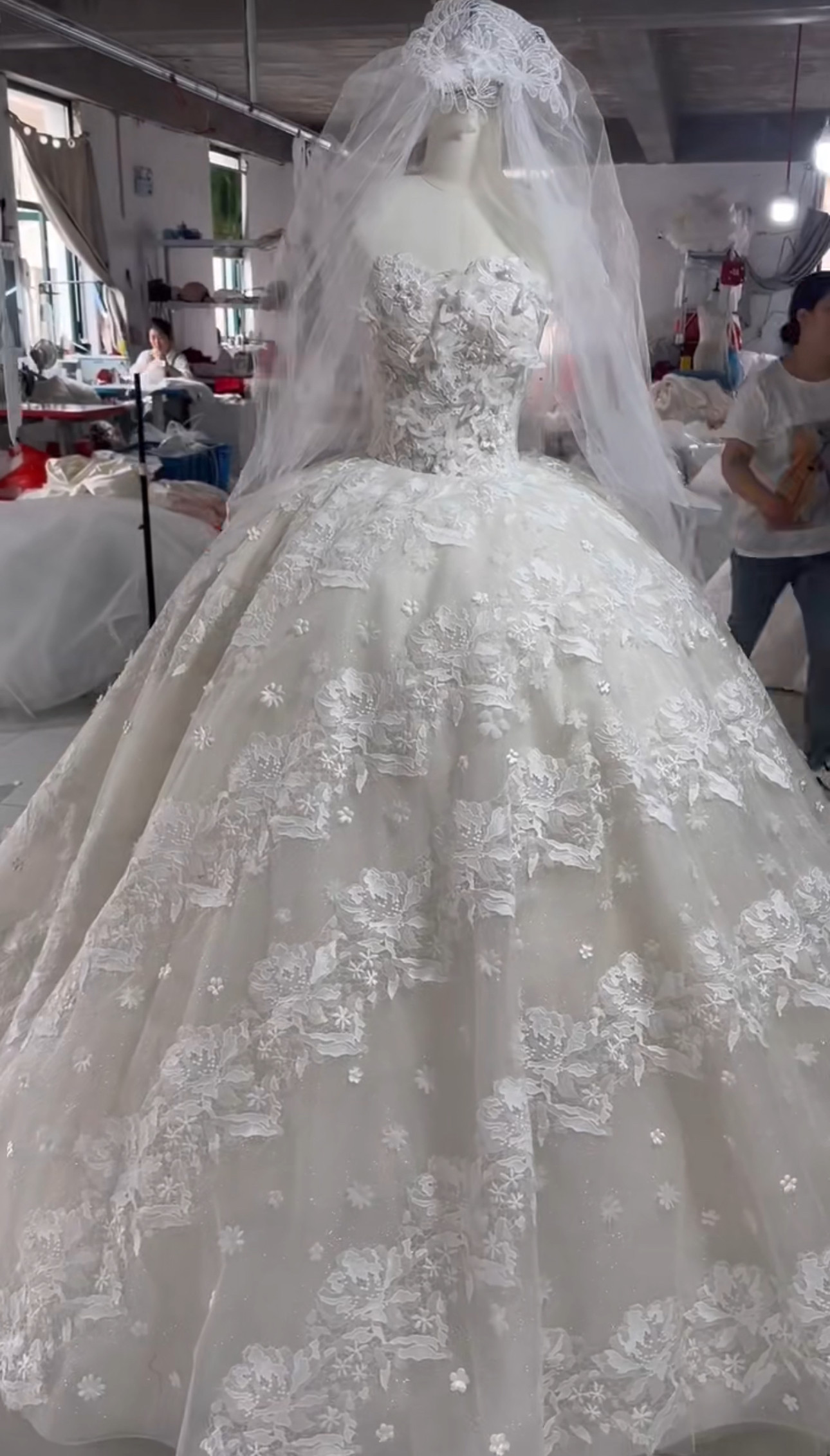 素材感を際立つ　小花レース　ボリューム感　お姫様　コンテスト　パーティードレス　花柄　前撮り二次会海外挙式本命ドレス制作