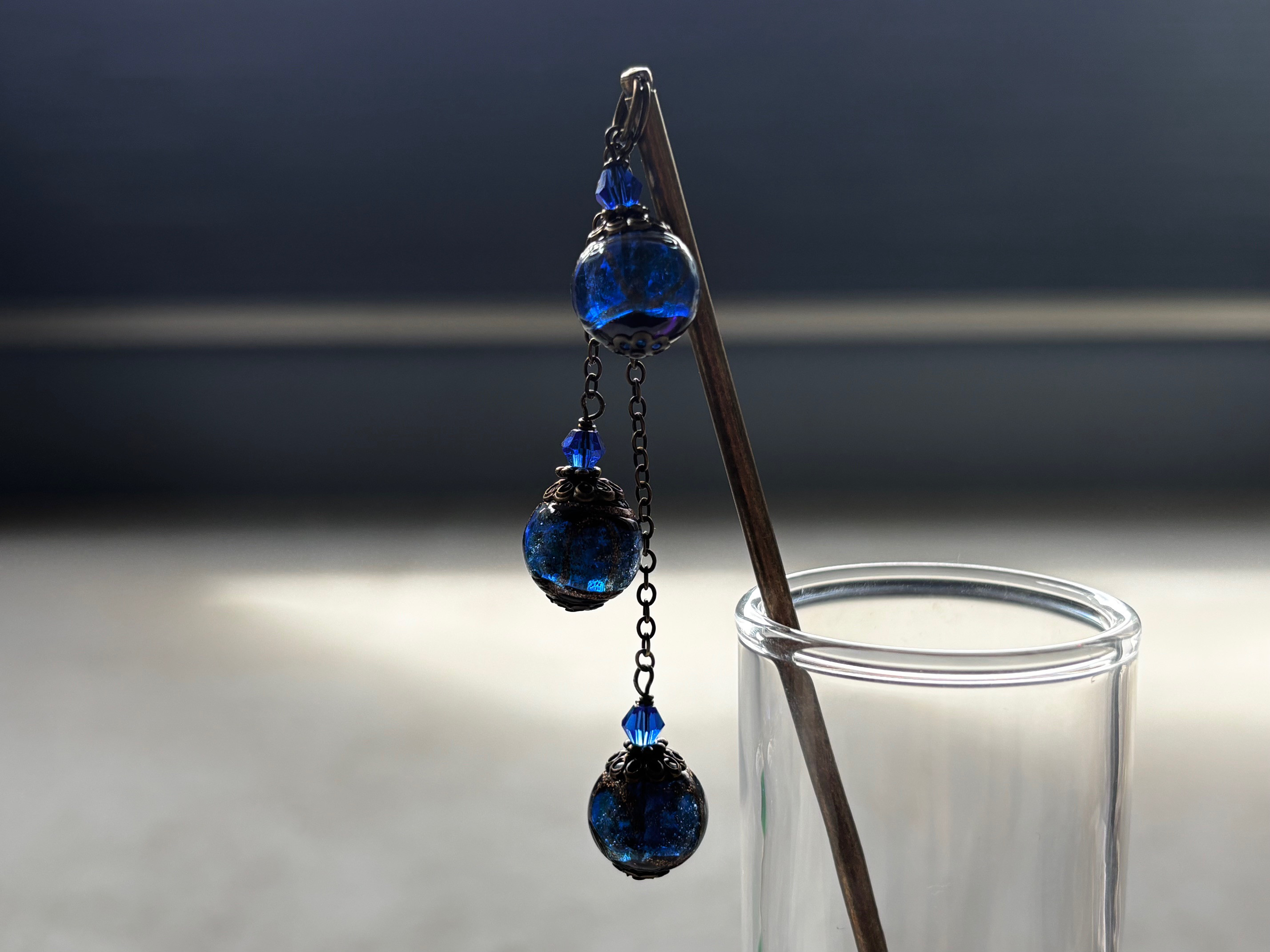 かんざし　星空の様な青と黒のランプワークビーズ　一本挿し　一本簪　涼しげ　夏　紺　ブルー　ガラス　とんぼ玉