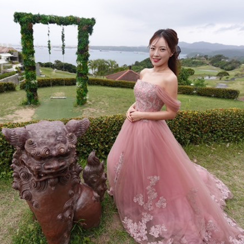 実例写真！カラードレス もも色 取り外しオフショルダー 花柄の