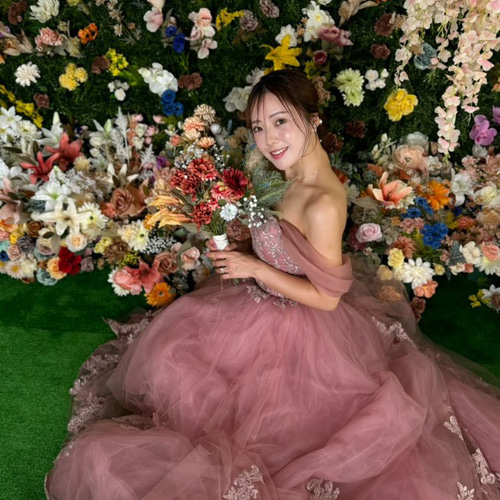 実例写真！カラードレス もも色 取り外しオフショルダー 花柄の