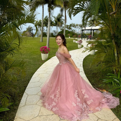 実例写真！カラードレス もも色 取り外しオフショルダー 花柄の