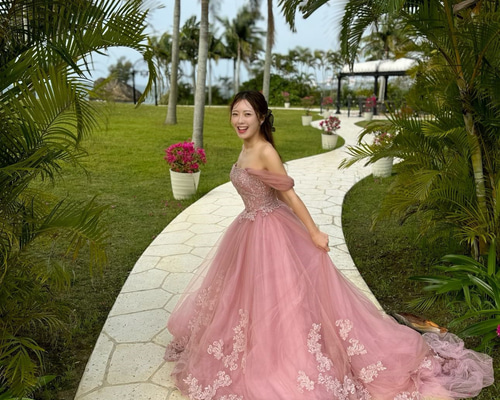 実例写真！カラードレス もも色 取り外しオフショルダー 花柄の