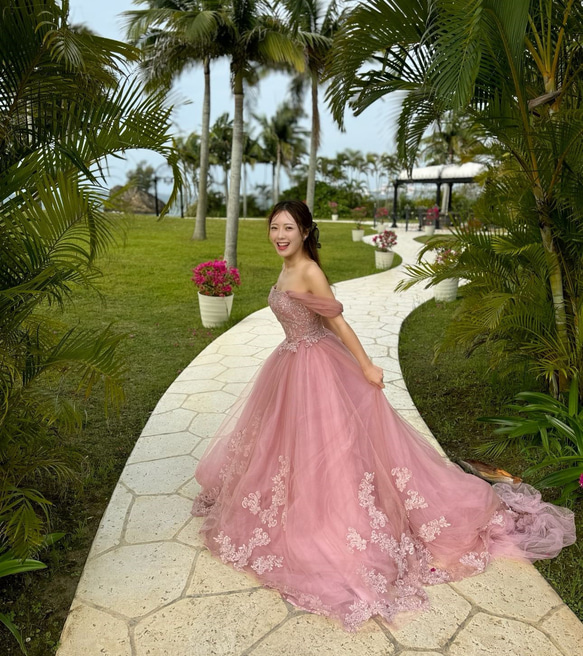 実例写真！カラードレス もも色 取り外しオフショルダー 花柄の