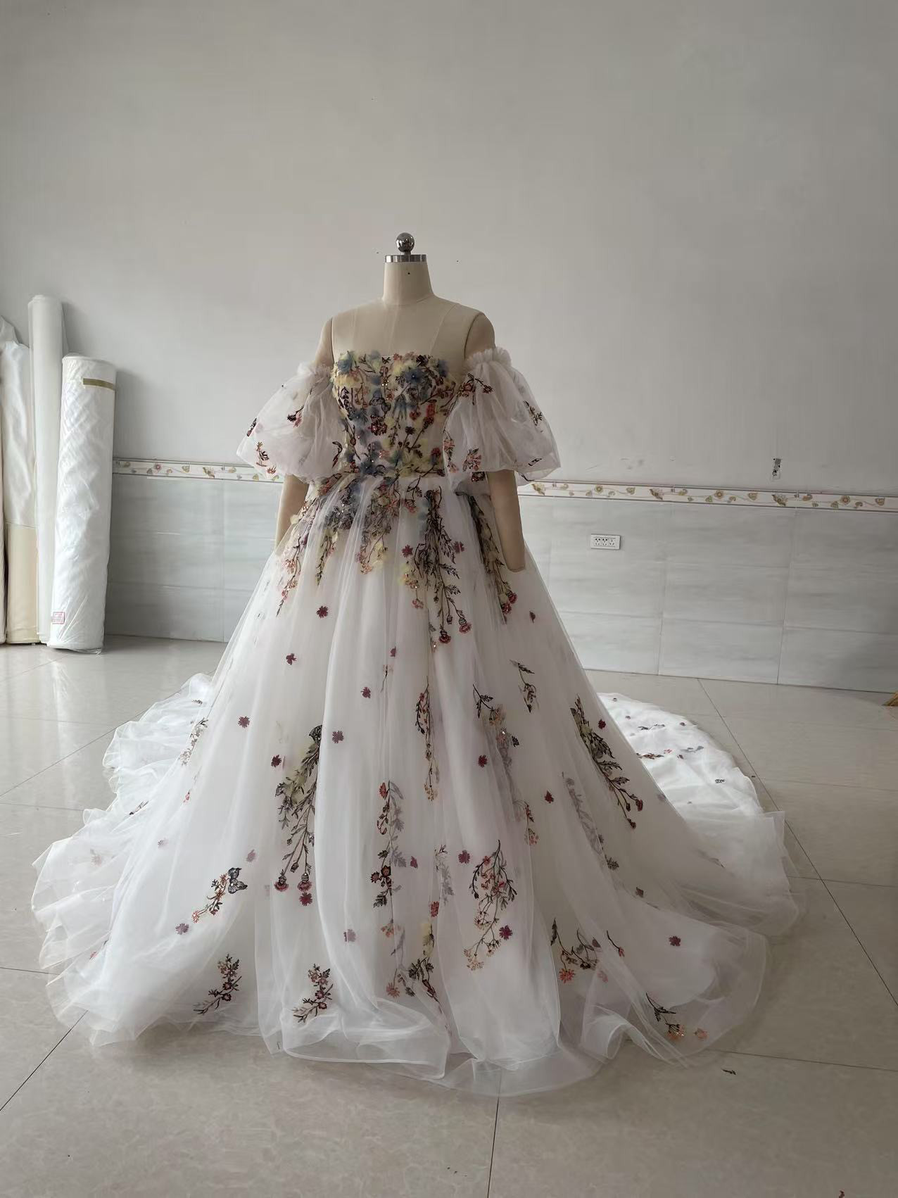 新作パフスリーブ　オフショルダー　　2の腕を隠せる　ソフトチュール魅惑のレース　カラフル　パーティードレス前撮りお呼ばれ