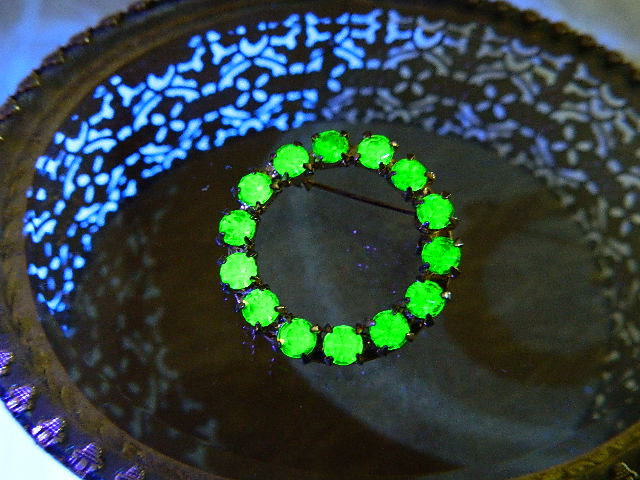 ◆ウランガラスのサークルブローチ　ヴィンテージ 5,015円