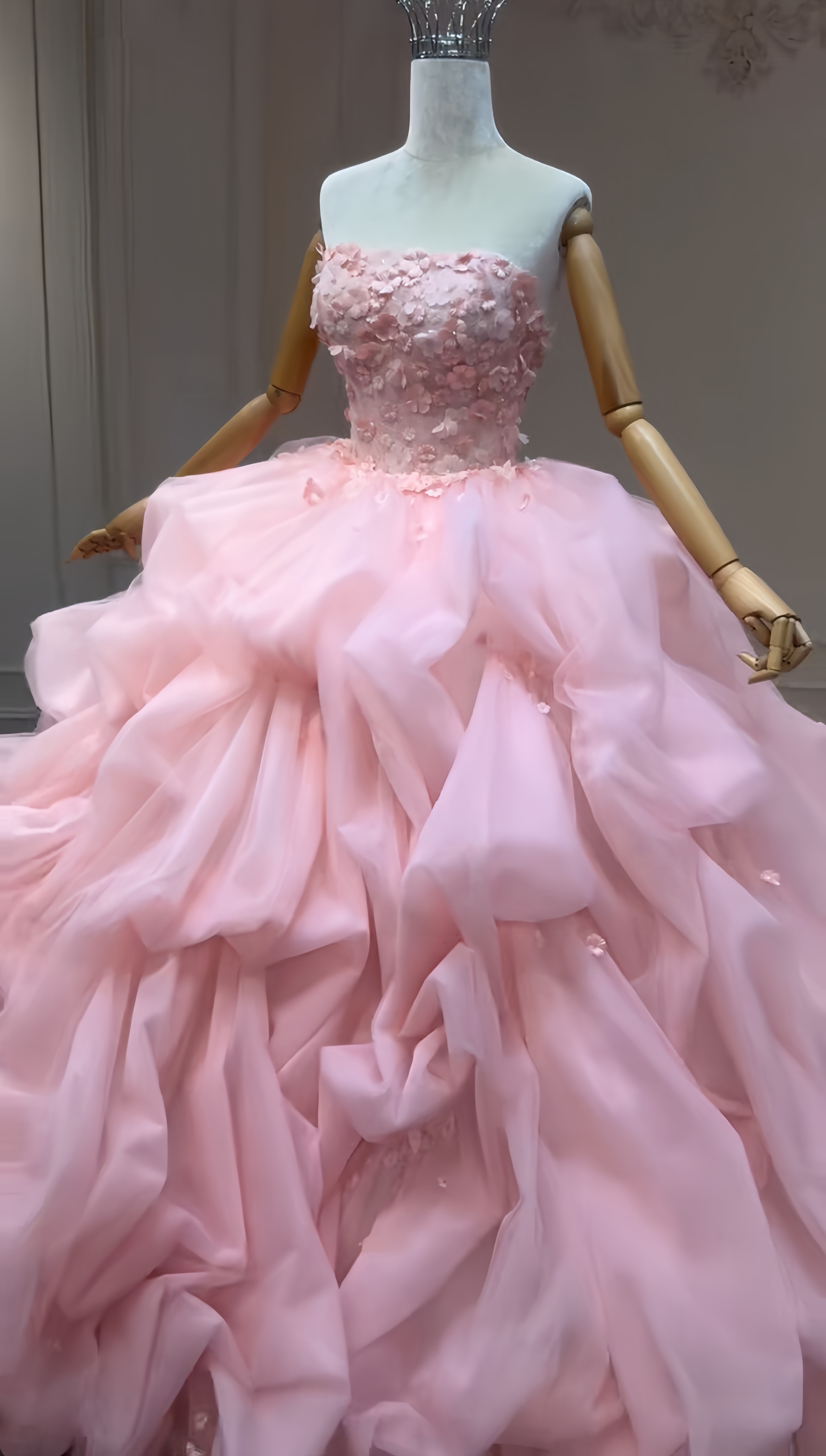 抜群のおしゃれ見え！ローズピンク　袖なし　ふんわりチュール　花飾り　大人気ウェディングドレス　カラードレスお呼ばれ披露宴