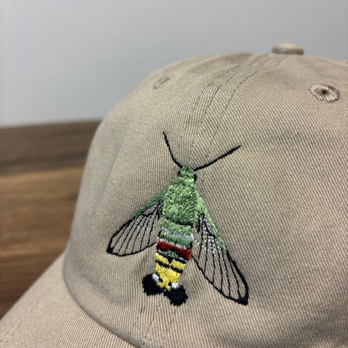 リアル昆虫刺しゅうキャップ（オオスカシバ） キャップ ヒトデワークス