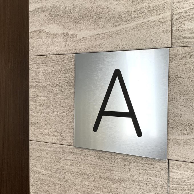 【送料無料】アルファベット サインプレートsilver 14cm×14cm 看板 標識 表札 案内板 表示板 設置板 文