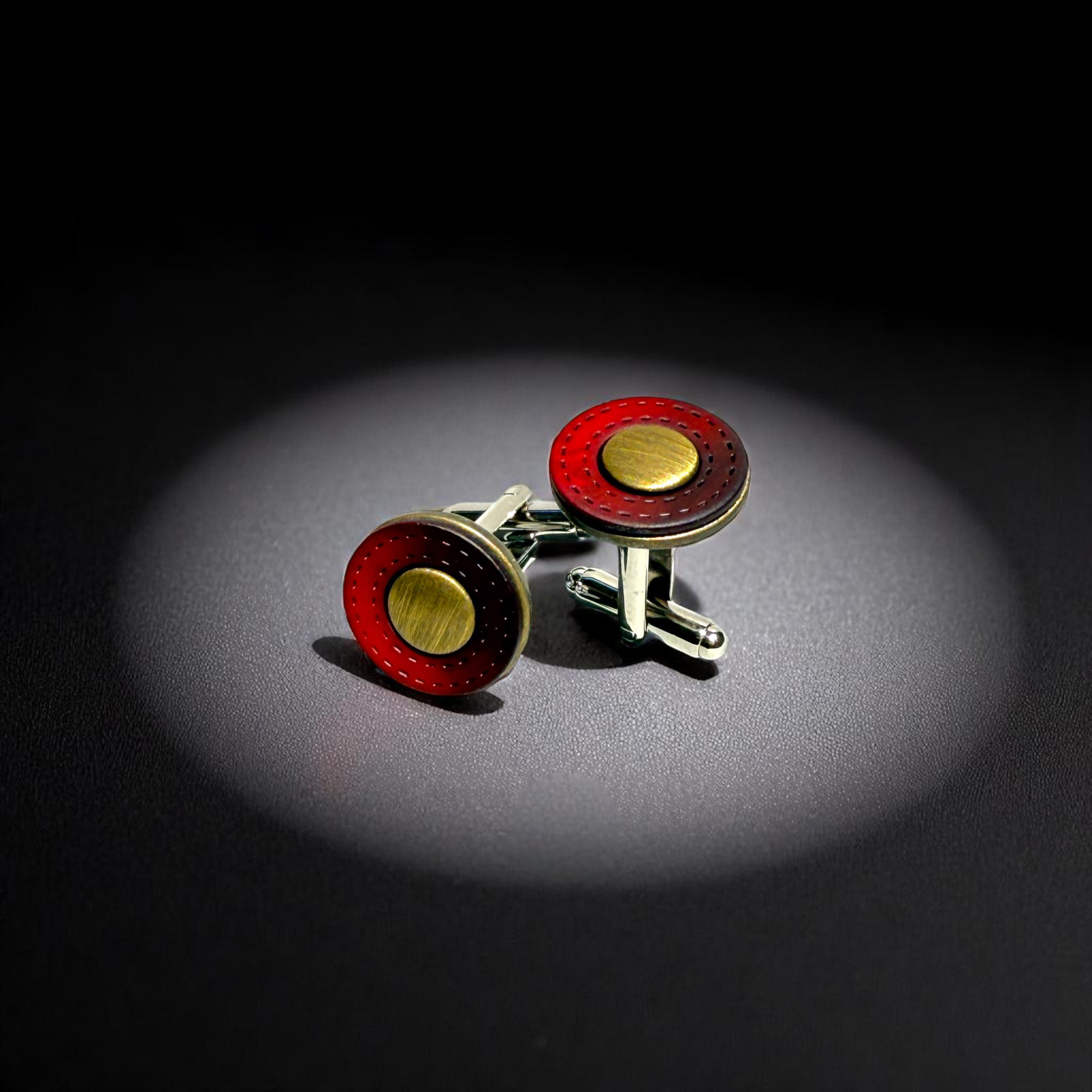 レッドバージョン：レザーが高級感を醸し出すカフスボタン Premium 213