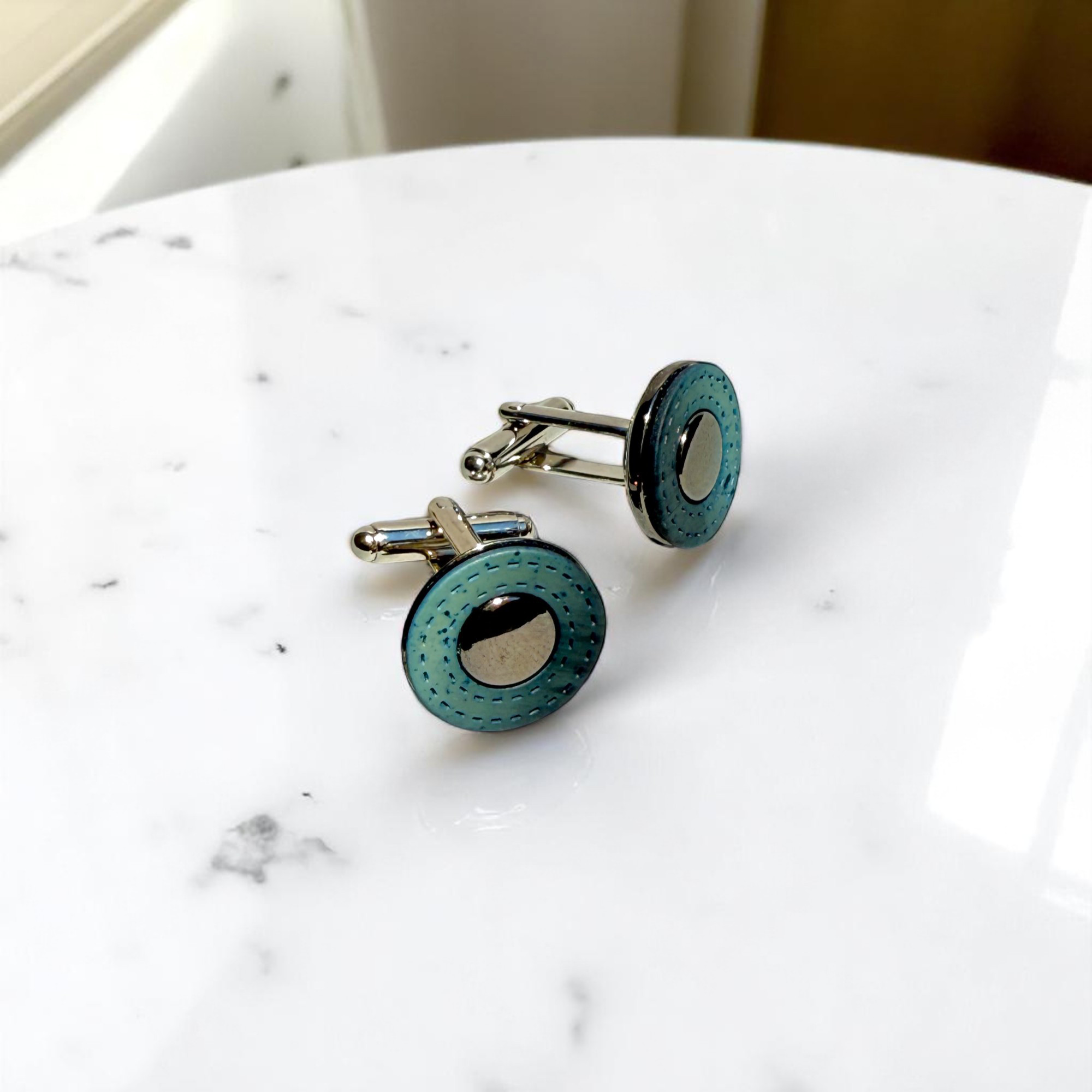 ライトグリーンバージョン：レザーが高級感を醸し出すカフスボタン Premium 214