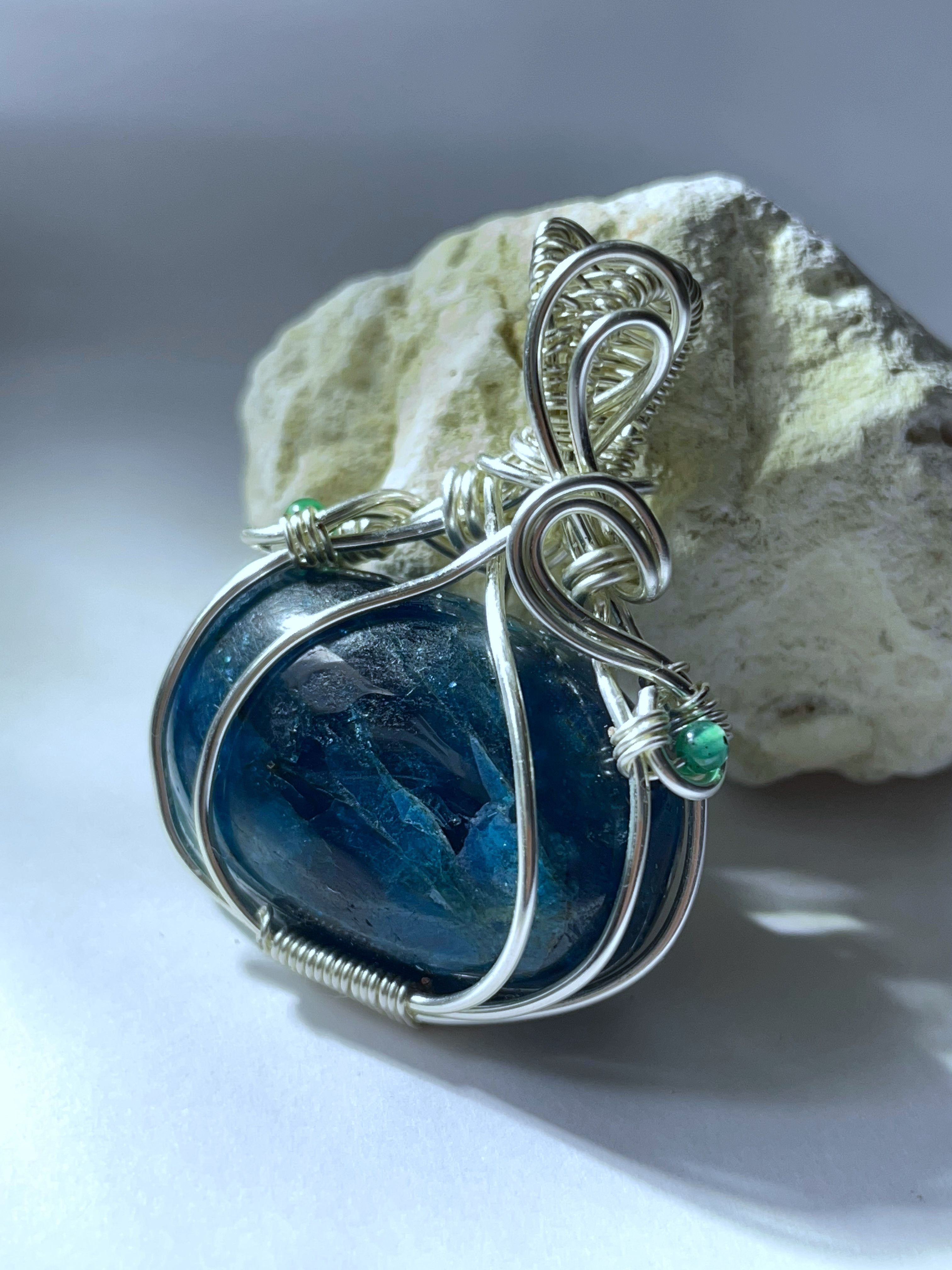 《真夜中のブルー》アパタイトのペンダントトップ｜アレルギー対応・天然石・ワイヤーアート